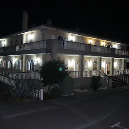 Reyes Astures מלון 2*